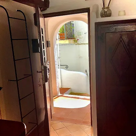 Bed & Breakfast Il Mare Nel Pozzo: Historic Center, Steps From Sperlonga