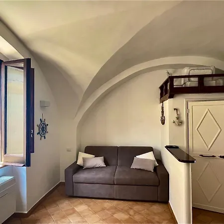 Bed & Breakfast Il Mare Nel Pozzo: Historic Center, Steps From Sperlonga