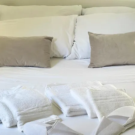 Il Mare Nel Pozzo: Historic Center, Steps From Bed & Breakfast *